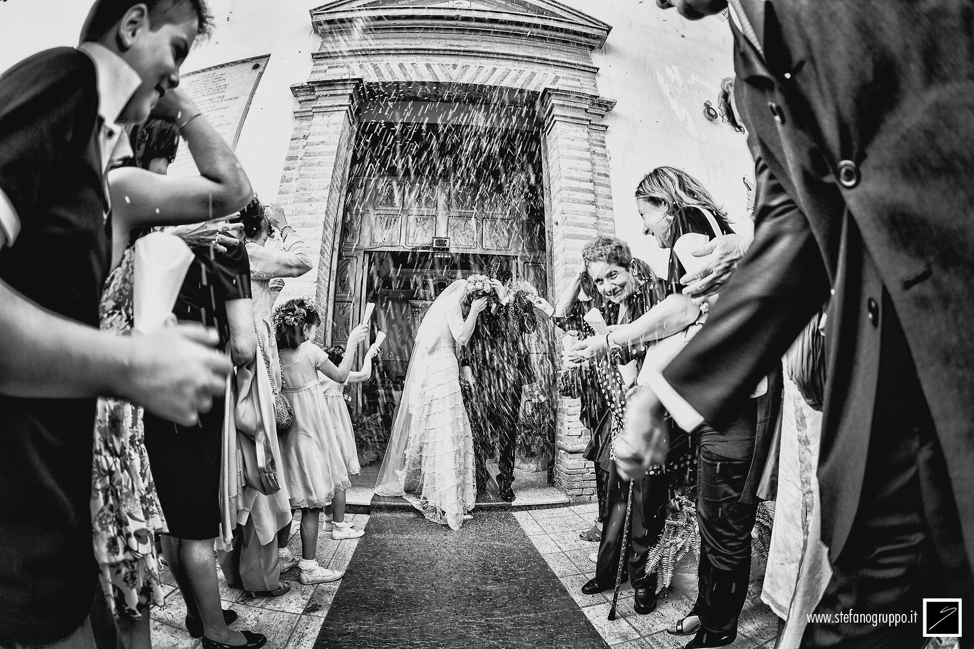 matrimonio | L'uscita degli sposi | fotografia di Stefano Gruppo